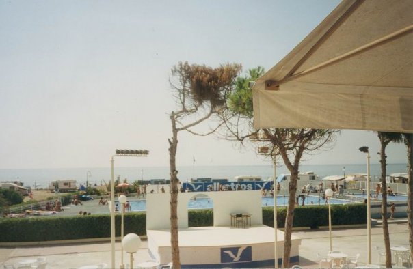 Fotograf�a de la piscina del camping Albatros de Gav&agrave; Mar tomada desde el restaurante donde se ve tambi�n el escenario